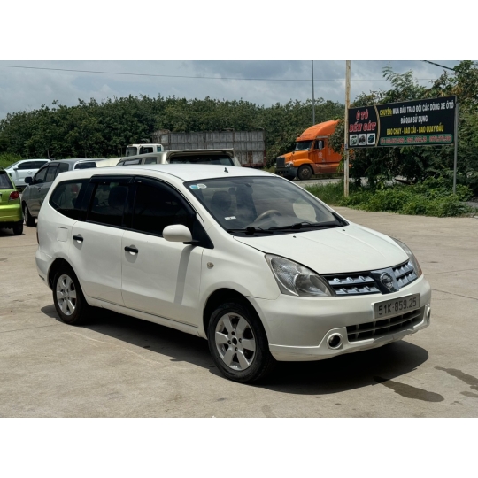 Nissan livina 2011